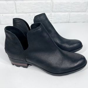 SOREL Lolla Cut out Black Leather Bootie | Lug sole